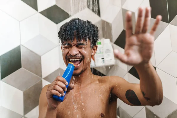 Foto Homem Afro Americano Semi Alegre Fazendo Diversão Enquanto Toma — Fotografia de Stock