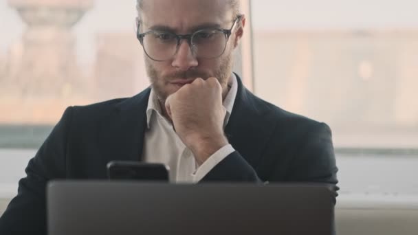 Belo Jovem Empresário Barbudo Está Usando Seu Smartphone Enquanto Trabalhava — Vídeo de Stock