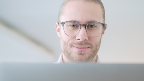 Egy Közeli Kép Egy Komoly Szemüveges Üzletemberről Aki Laptopját Használja — Stock videók