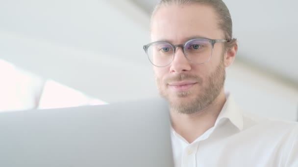 Uma Visão Perto Jovem Empresário Bem Sucedido Usando Óculos Está — Vídeo de Stock