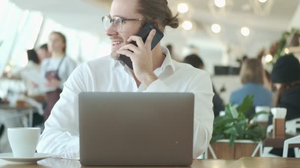 Apuesto Exitoso Joven Empresario Complacido Con Gafas Está Utilizando Computadora — Vídeos de Stock