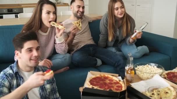 Amigos Felizes Estão Assistindo Enquanto Comem Lanches Pizza Bebem Cerveja — Vídeo de Stock