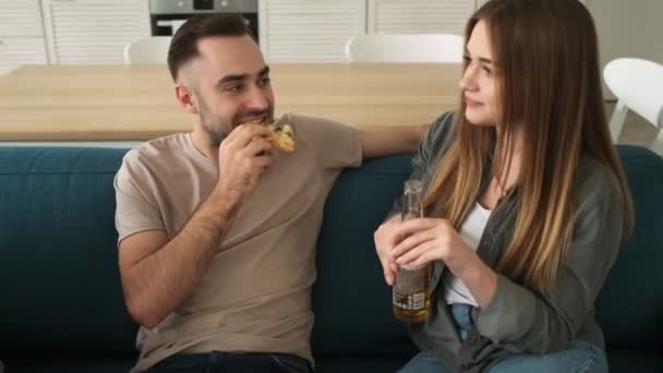 Çekici Bir Çift Pizza Yiyip Bira Içerken Birbirleriyle Konuşuyorlar Oturma — Stok video