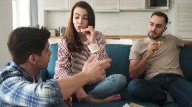 Mutlu bir arkadaş evde oturmuş abur cubur, pizza yiyip bira içerken konuşuyor.