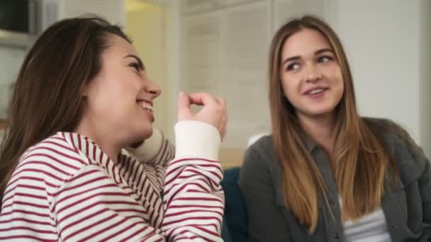 Szczęśliwe Dziewczyny Rozmawiają Jedząc Popcorn Siedząc Salonie Domu — Wideo stockowe