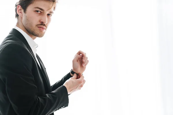 Foto Des Jungen Brünetten Geschäftsmannes Mit Schwarzem Anzug Und Armbanduhr — Stockfoto