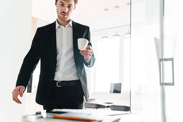 Foto Serio Hombre Negocios Morena Con Traje Negro Bebiendo Café —  Fotos de Stock