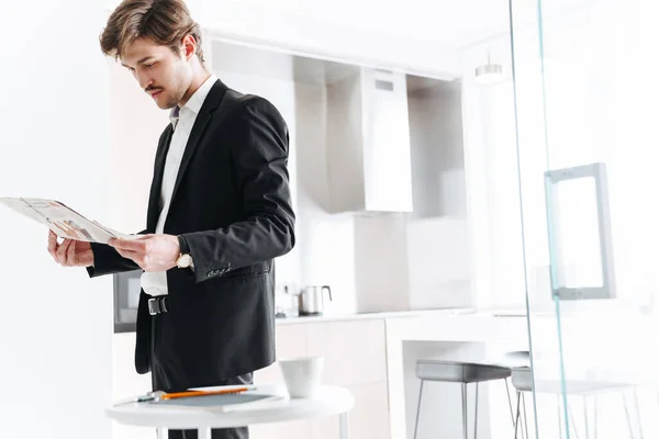 Foto Serio Uomo Affari Non Rasato Che Indossa Vestito Nero — Foto Stock