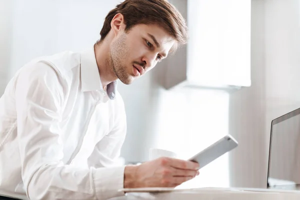 Foto Van Gerichte Brunette Zakenman Dragen Shirt Werken Met Laptop — Stockfoto