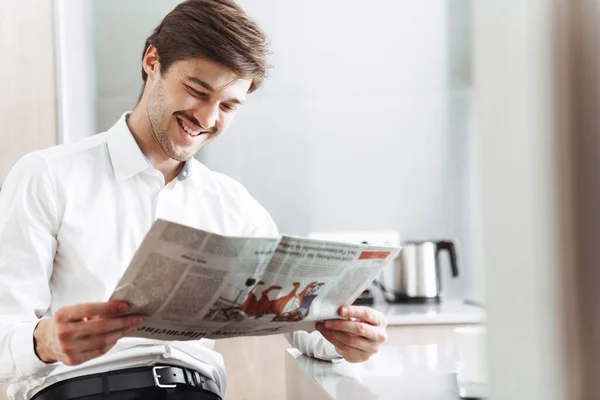 Foto Hombre Negocios Alegre Cerda Con Camisa Riéndose Leyendo Periódico — Foto de Stock