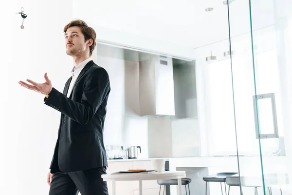 Foto Hombre Negocios Guapo Complacido Con Traje Negro Lanzando Llaves —  Fotos de Stock