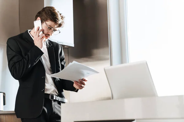 Foto Eines Jungen Geschäftsmannes Mit Brille Der Auf Dem Handy — Stockfoto