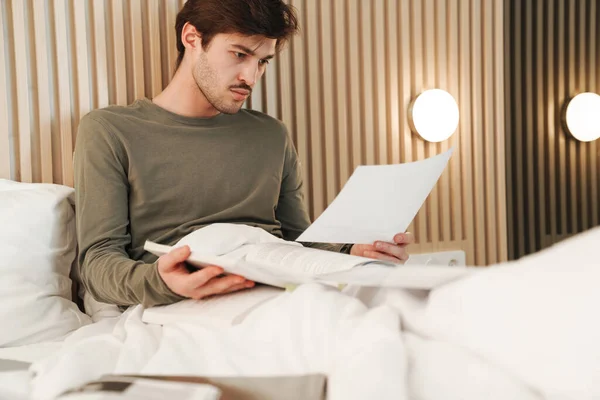 Photo Caucasien Homme Concentré Avec Des Documents Lecture Moustache Tout — Photo