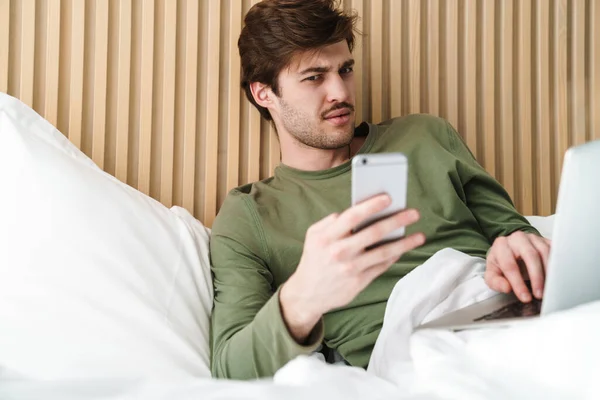 Foto Hombre Caucásico Confundido Con Bigote Usando Teléfono Celular Portátil —  Fotos de Stock