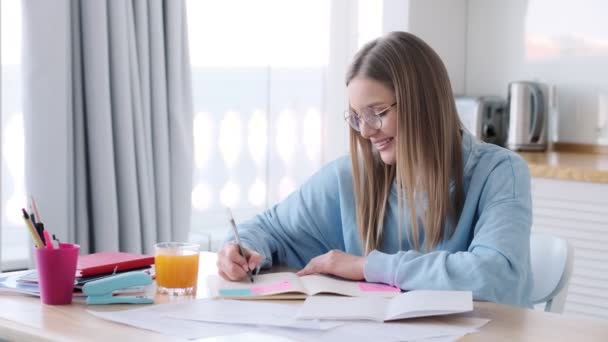 Een Mooie Jonge Vrouw Schrijft Iets Haar Notitieboekje Zittend Keuken — Stockvideo