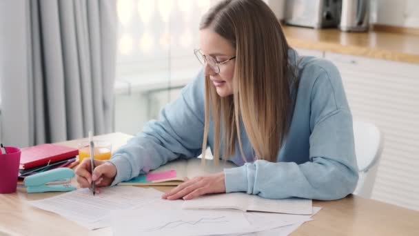 Šťastná Mladá Žena Něco Tuší Pracuje Doma Kuchyni — Stock video