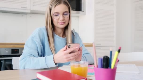 Une Jolie Jeune Femme Portant Des Lunettes Utilise Son Smartphone — Video
