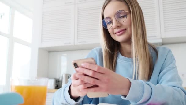 Positiv Leende Ung Blond Kvinna Bär Glasögon Använder Sin Smartphone — Stockvideo