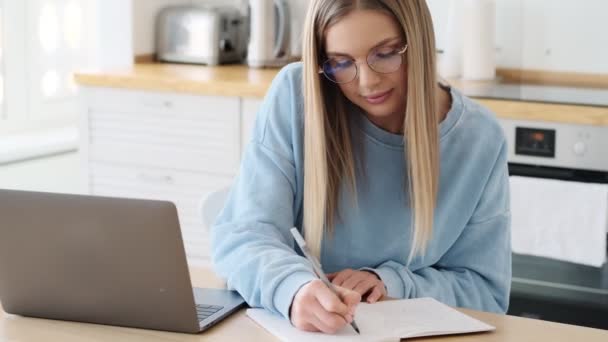 Una Hermosa Mujer Rubia Joven Con Gafas Está Escribiendo Algo — Vídeo de stock