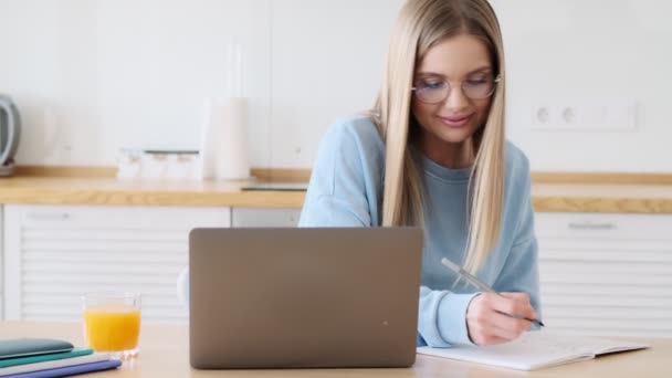 Una Bella Giovane Donna Bionda Con Gli Occhiali Sta Scrivendo — Video Stock