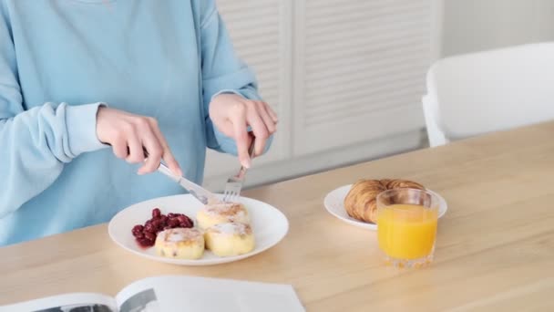 Beskuren Utsikt Över Ung Kvinna Äter Ost Pannkakor Sitter Det — Stockvideo