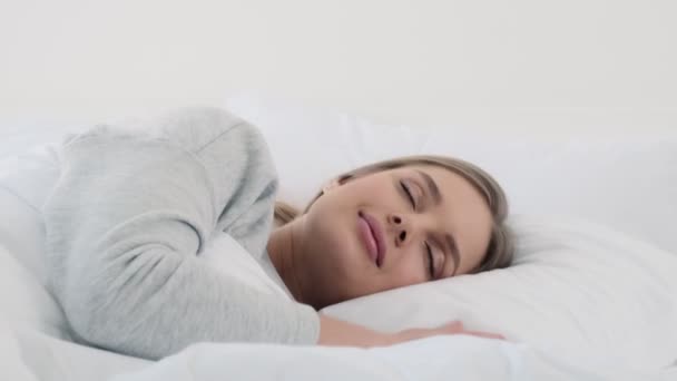 Een Mooie Jonge Vrouw Slaapt Thuis Het Witte Bed — Stockvideo