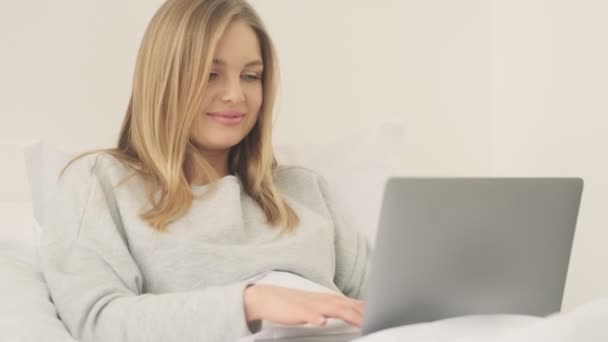 Una Joven Encantadora Está Escribiendo Computadora Portátil Cama Blanca Casa — Vídeos de Stock