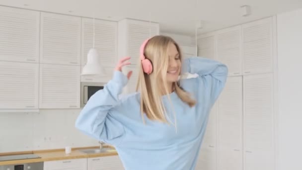 Una Joven Rubia Juguetona Feliz Está Bailando Mientras Escucha Música — Vídeos de Stock