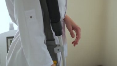 Bir doktor-kozmetik uzmanı ameliyat yapmadan önce tıbbi eldiven takıyor.