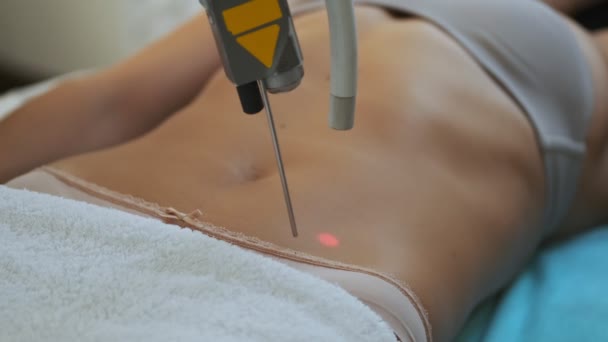 Médecin Cosmétologue Procède Une Épilation Laser Une Jeune Cliente — Video