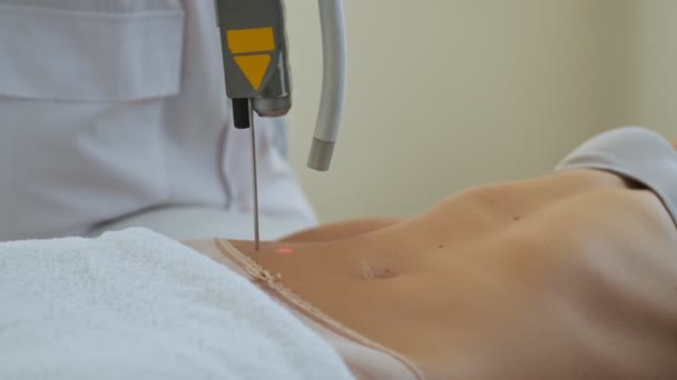 Une Vue Rapprochée Médecin Cosmétologue Procède Une Épilation Laser Une — Video