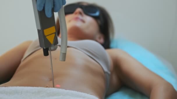 Une Vue Rapprochée Médecin Cosmétologue Fait Une Procédure Épilation Laser — Video