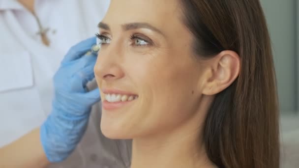 美容室で手袋の専門家に顔で治療を受ける美しい笑顔の女性 — ストック動画