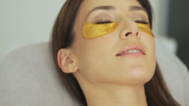 Egy Vonzó Kap Kozmetikai Eljárás Foltok Által Szakosodott Szépségszalon — Stock videók