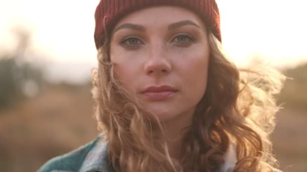 Şapka Ekose Gömlek Giymiş Poz Verip Dışarıdaki Kameraya Bakan Sakin — Stok video