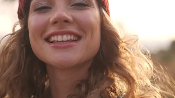 모자를 격자무늬 셔츠를 밖에서 카메라를 기뻐하는 여성의 모습을 가까이 — 비디오