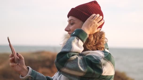 Şapka Ekose Gömlek Giyen Mutlu Sarışın Kadın Akıllı Telefondan Selfie — Stok video