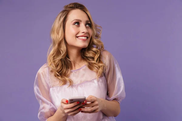 Beeld Van Gelukkige Jonge Vrouw Glimlachen Typen Smartphone Geïsoleerd Paarse — Stockfoto