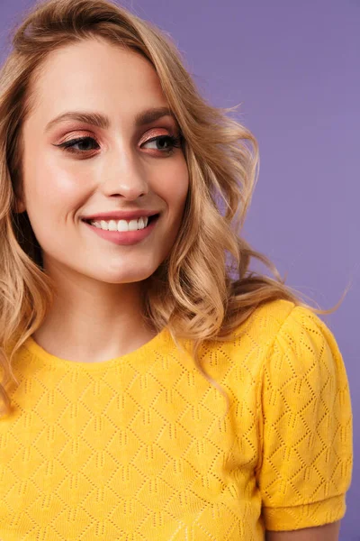 Imagen Mujer Alegre Agradable Sonriendo Mirando Lado Aislado Sobre Fondo — Foto de Stock