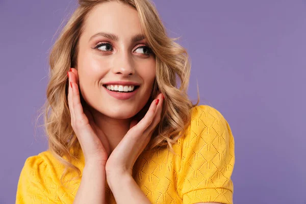 Imagen Mujer Alegre Agradable Sonriendo Mirando Lado Aislado Sobre Fondo — Foto de Stock