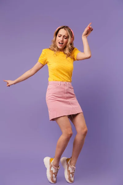 Imagem Boa Mulher Feliz Dançando Cantando Usar Fones Ouvido Isolados — Fotografia de Stock