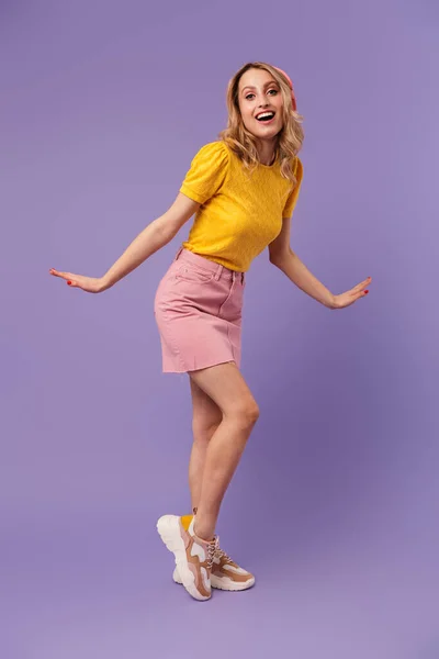 Imagem Boa Mulher Feliz Dançando Cantando Usar Fones Ouvido Isolados — Fotografia de Stock