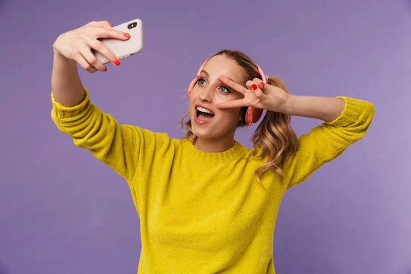 Εικόνα Της Γυναίκας Ακουστικά Gesturing Σύμβολο Ειρήνης Ενώ Yaking Selfie — Φωτογραφία Αρχείου