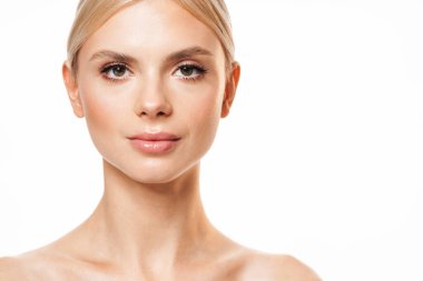 Beyaz arka planda izole edilmiş sarışın kadın pozu ve kameraya bakarken görüntüsü