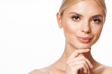 Beyaz arka planda izole edilmiş, poz veren ve kameraya bakan memnun olmayan bir kadın görüntüsü