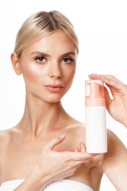 Beyaz arka planda izole edilmiş, yüzü köpüklü, güzel, üstsüz bir kadın resmi.