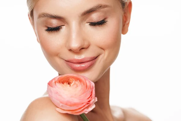 Obraz Uśmiechniętej Kobiety Pozowanie Różowym Kwiatem Izolowane Białym Tle — Zdjęcie stockowe