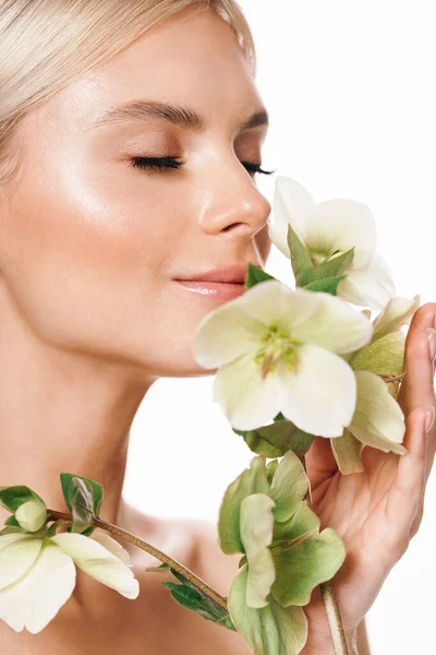 Imagem Mulher Sem Camisa Atraente Sorrindo Posando Com Flor Isolada — Fotografia de Stock