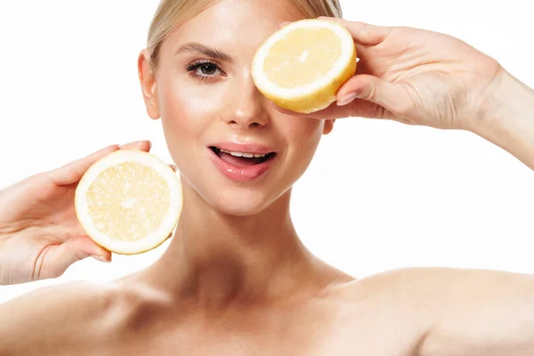 Imagen Hermosa Mujer Sin Camisa Contenta Posando Con Naranja Fresca —  Fotos de Stock