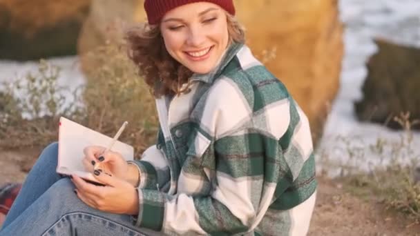 Vista Lateral Mujer Rubia Sonriente Con Sombrero Camisa Cuadros Mirando — Vídeo de stock